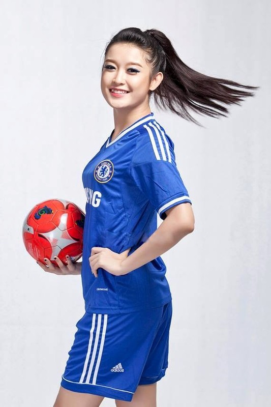 Á hậu Huyền My gợi cảm làm mê mệt fan Chelsea