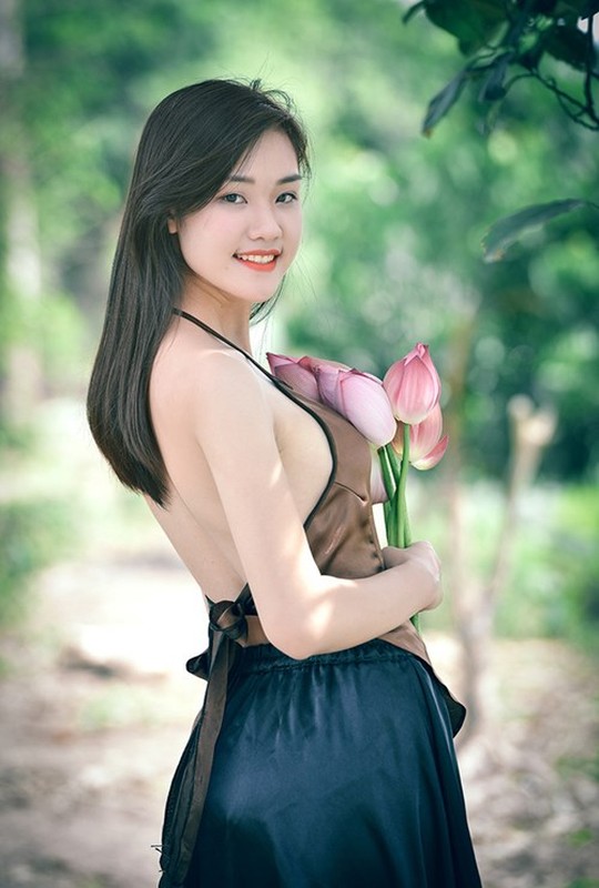 Hot girl Dai hoc Thang Long diu dang ao yem ben ao sen-Hinh-3