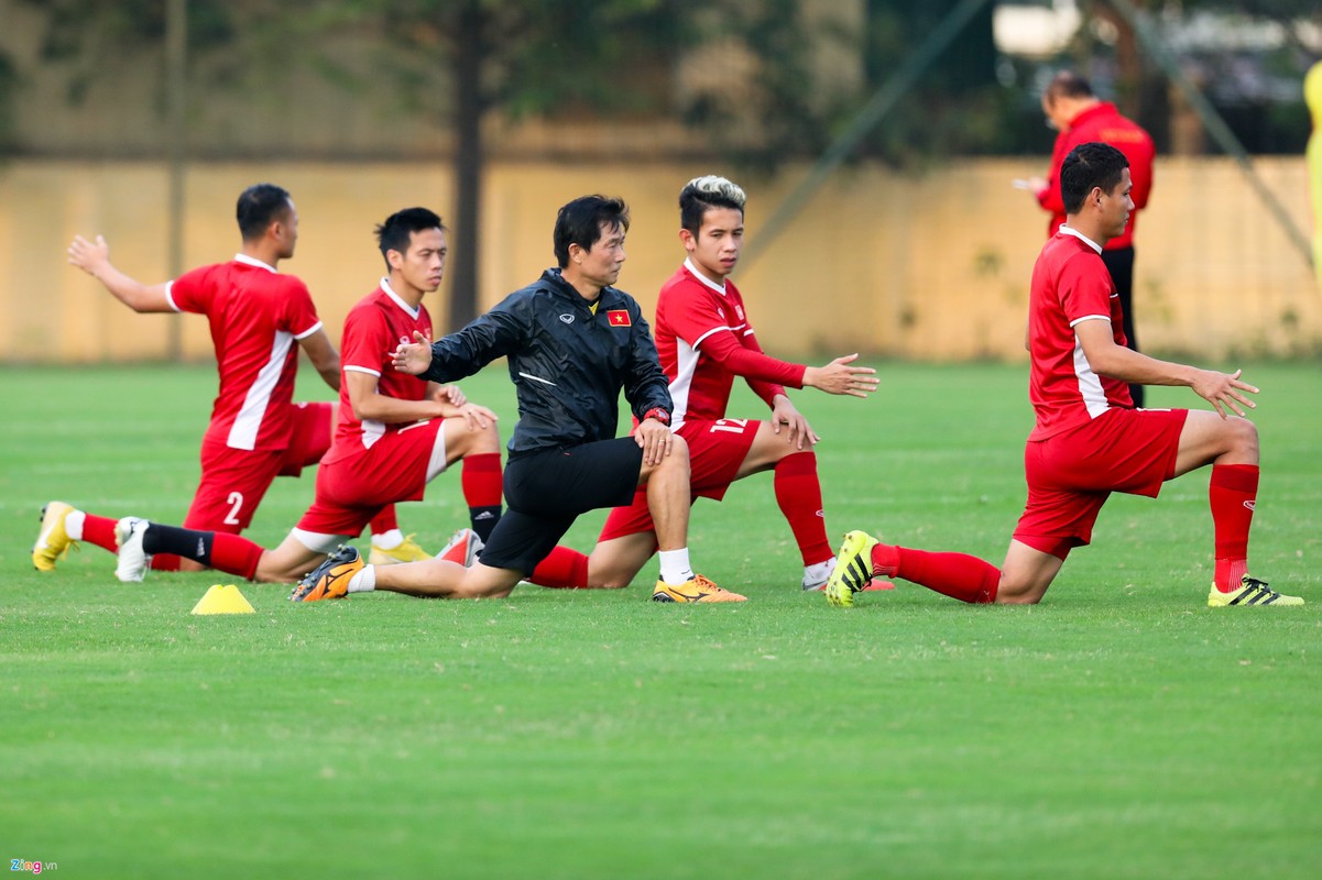 HLV Park Hang-seo mat canh tay trai dac luc truoc them Asian Cup-Hinh-10