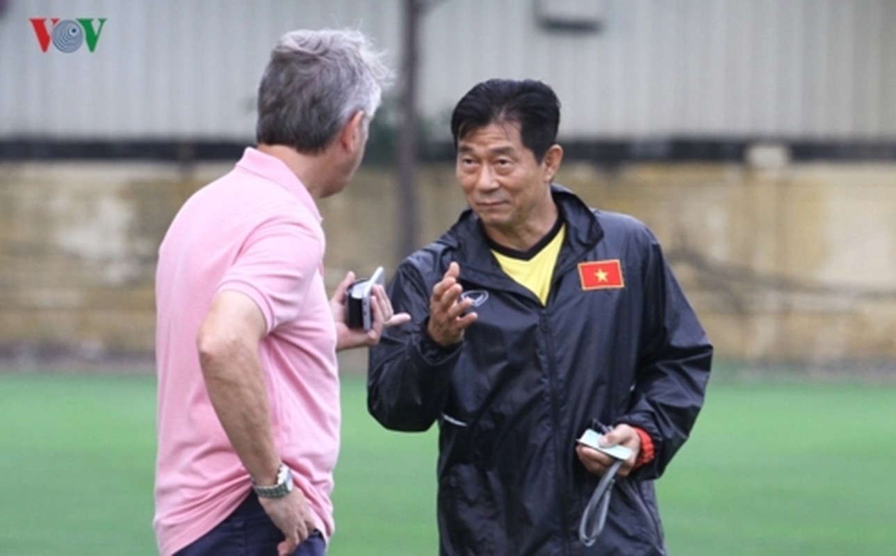HLV Park Hang-seo mat canh tay trai dac luc truoc them Asian Cup-Hinh-3