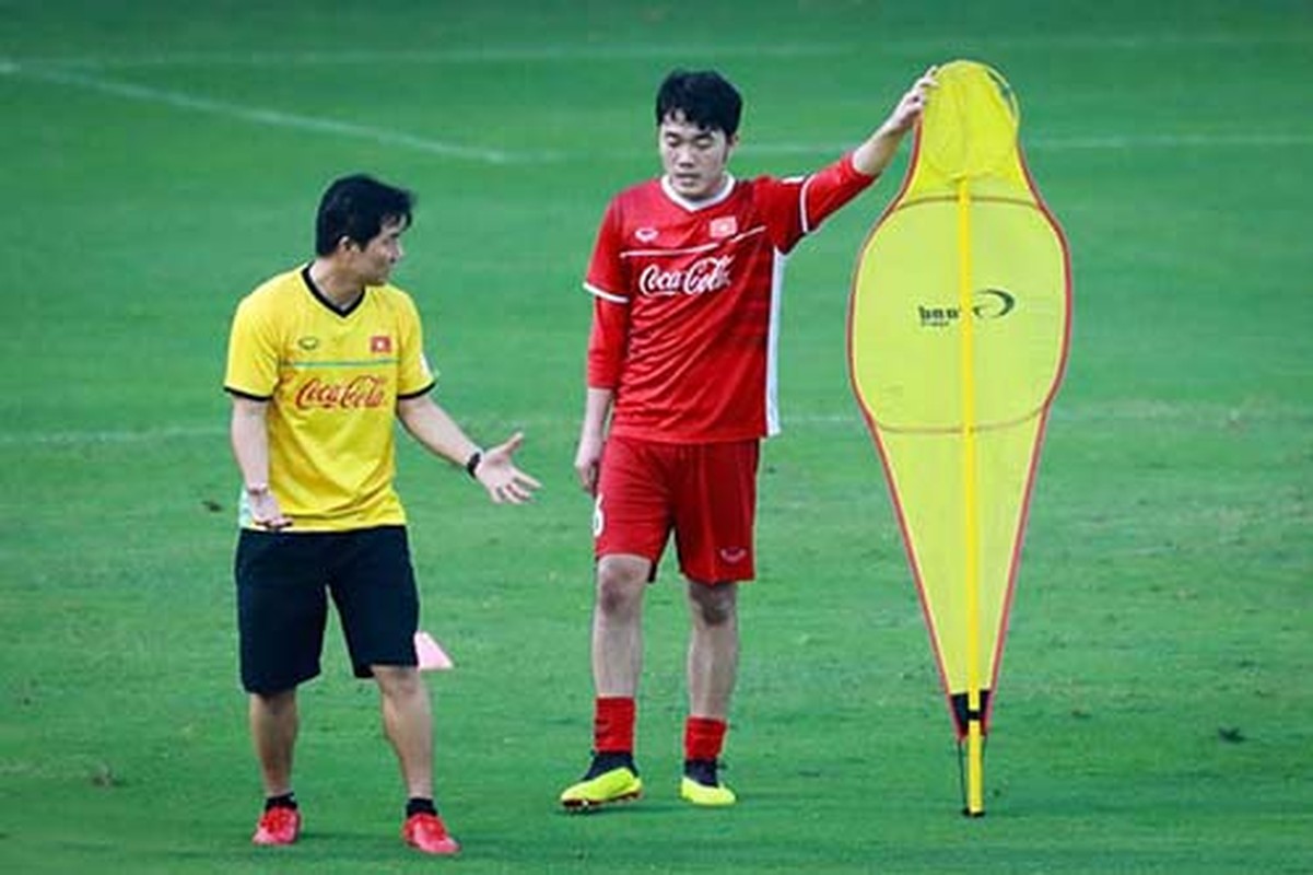 HLV Park Hang-seo mat canh tay trai dac luc truoc them Asian Cup-Hinh-4