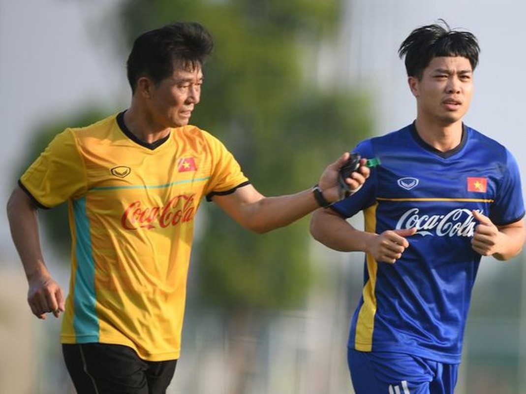 HLV Park Hang-seo mat canh tay trai dac luc truoc them Asian Cup-Hinh-5