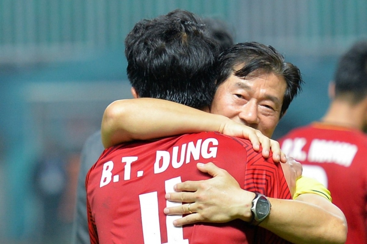HLV Park Hang-seo mat canh tay trai dac luc truoc them Asian Cup-Hinh-9