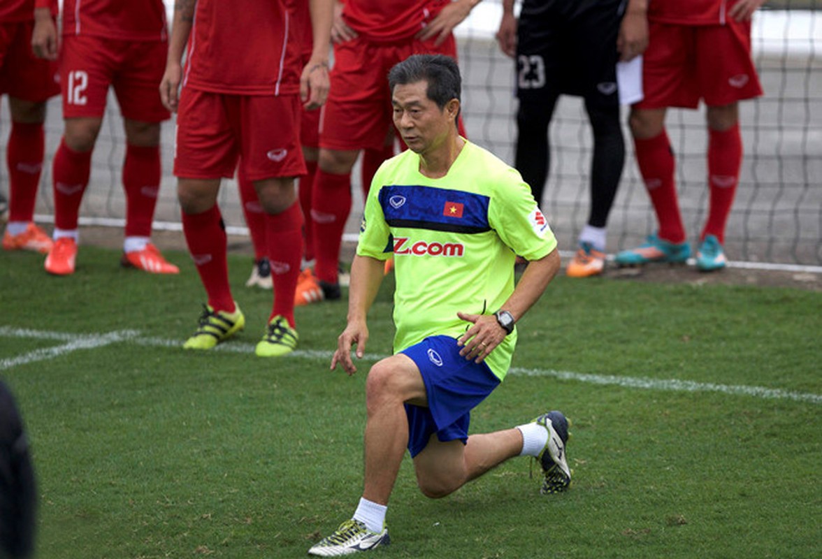 HLV Park Hang-seo mat canh tay trai dac luc truoc them Asian Cup