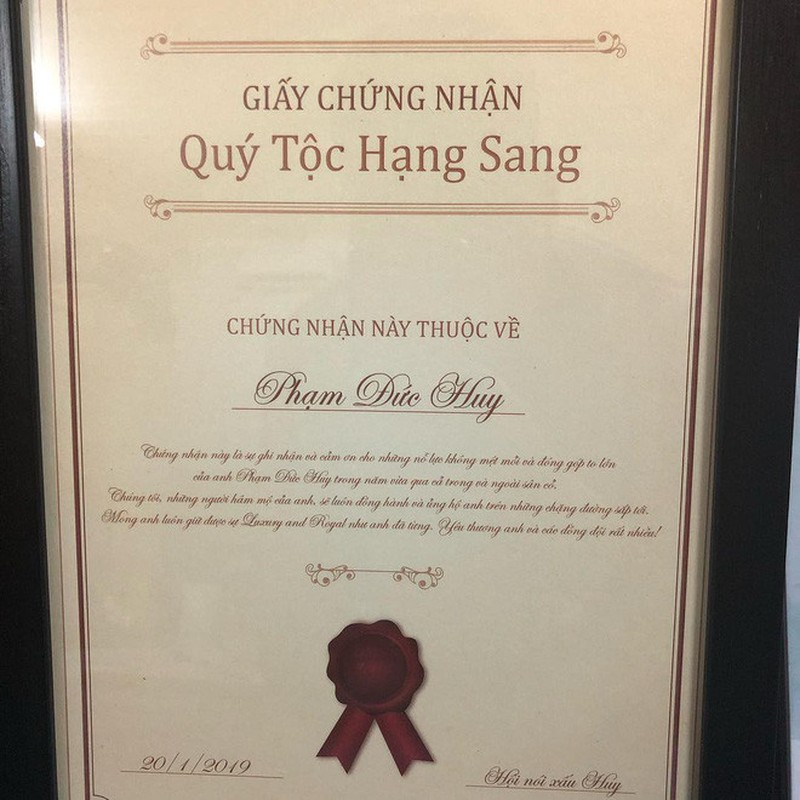 Lay nhu fan Duc Huy, tang sinh nhat “duc vua” combo giay khen, huy chuong-Hinh-3