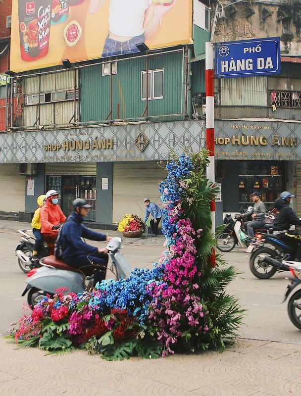 Hàng loạt cột đèn Hà Nội nở hoa chào mừng Quốc tế Phụ nữ