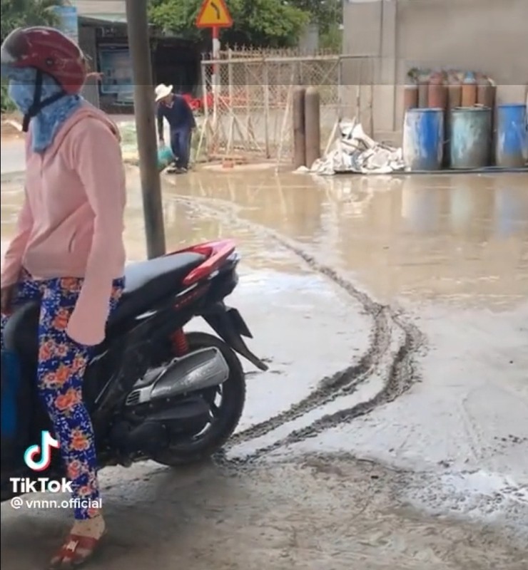Đường bê tông mới đổ bị phá hoại, biểu cảm người thợ gây bão - Hình 2 Duong be tong moi do bi pha hoai, bieu cam nguoi tho gay bao-Hinh-2