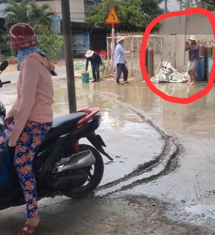 Đường bê tông mới đổ bị phá hoại, biểu cảm người thợ gây bão - Hình 3 Duong be tong moi do bi pha hoai, bieu cam nguoi tho gay bao-Hinh-3