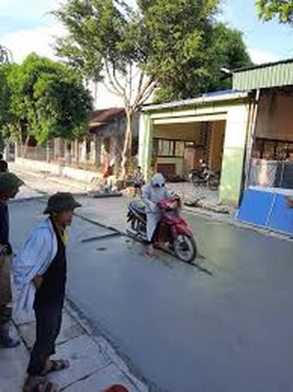 Đường bê tông mới đổ bị phá hoại, biểu cảm người thợ gây bão - Hình 4 Duong be tong moi do bi pha hoai, bieu cam nguoi tho gay bao-Hinh-4