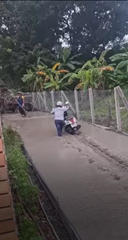 Đường bê tông mới đổ bị phá hoại, biểu cảm người thợ gây bão - Hình 5 Duong be tong moi do bi pha hoai, bieu cam nguoi tho gay bao-Hinh-5