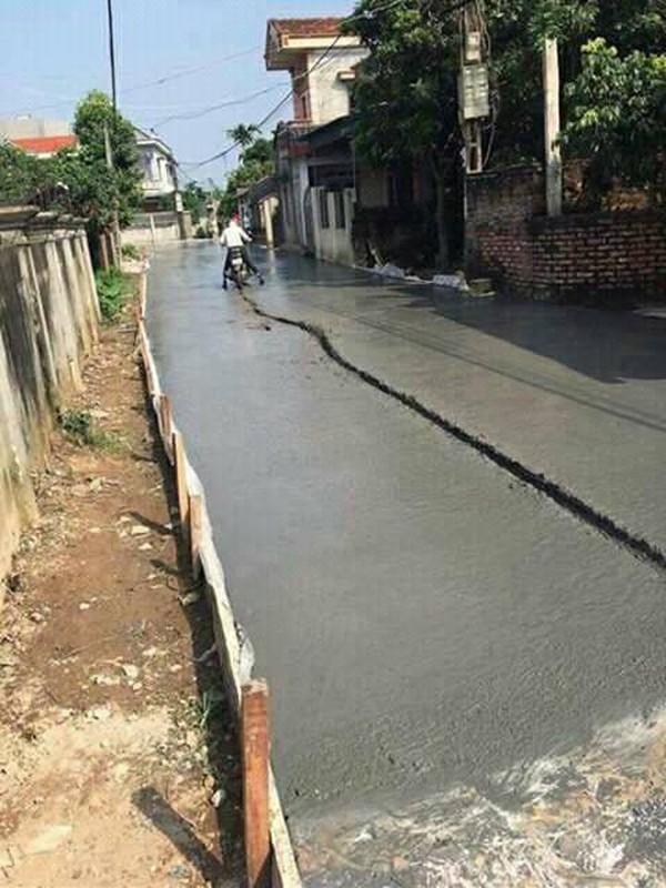 Đường bê tông mới đổ bị phá hoại, biểu cảm người thợ gây bão - Hình 6 Duong be tong moi do bi pha hoai, bieu cam nguoi tho gay bao-Hinh-6