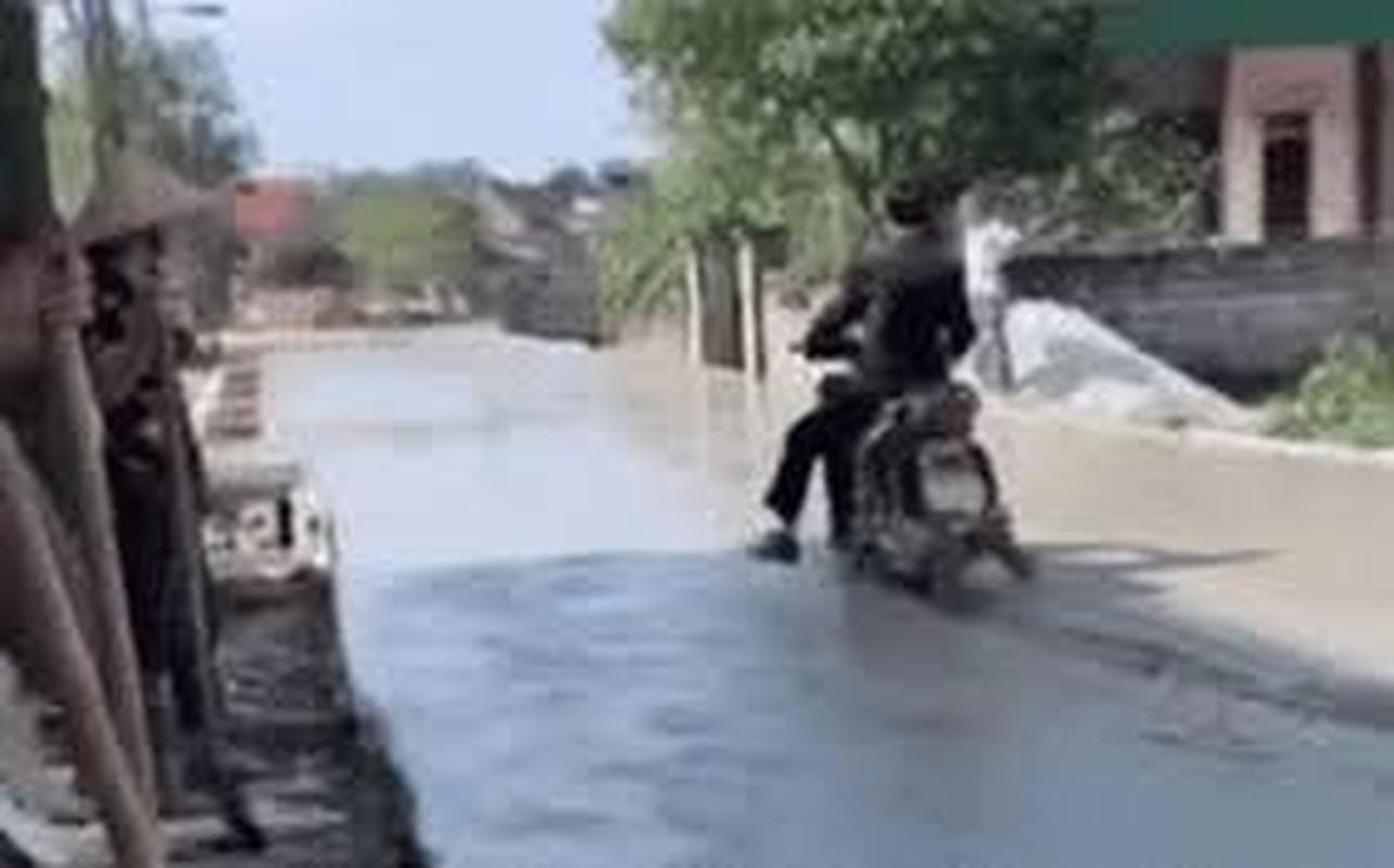 Đường bê tông mới đổ bị phá hoại, biểu cảm người thợ gây bão - Hình 8 Duong be tong moi do bi pha hoai, bieu cam nguoi tho gay bao-Hinh-8