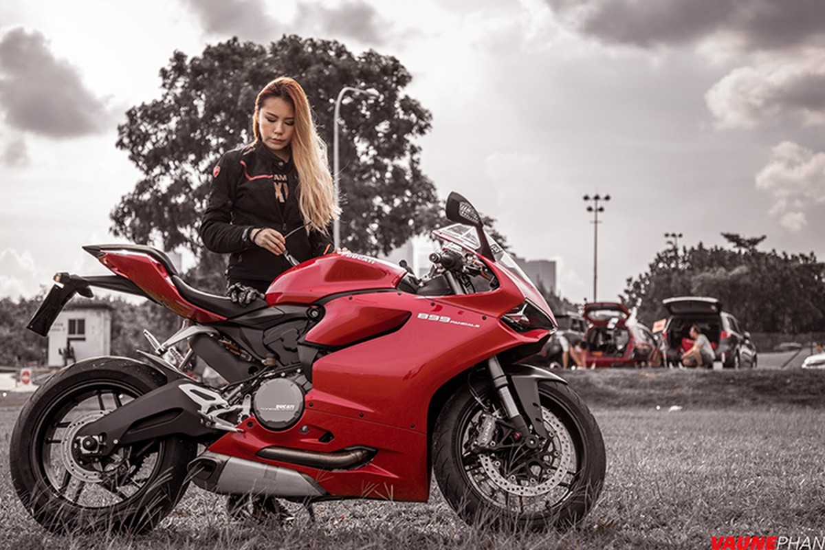 Ngam hot girl “nai cung” moto the thao Ducati 899 Panigale-Hinh-2