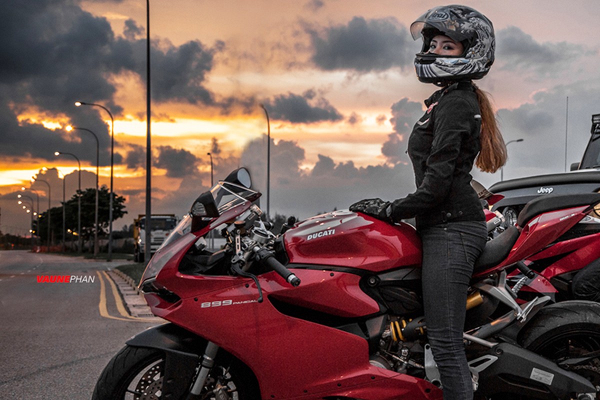 Ngam hot girl “nai cung” moto the thao Ducati 899 Panigale-Hinh-4