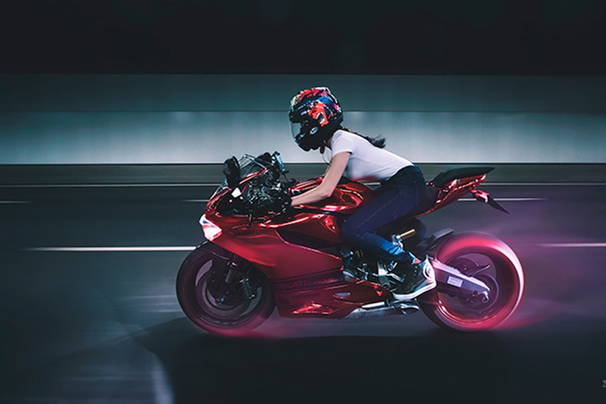 Ngam hot girl “nai cung” moto the thao Ducati 899 Panigale-Hinh-5