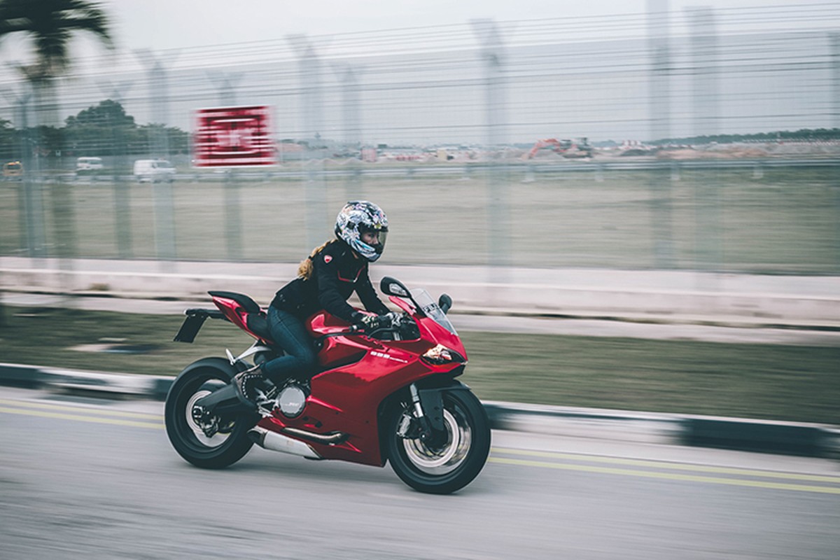 Ngam hot girl “nai cung” moto the thao Ducati 899 Panigale-Hinh-7