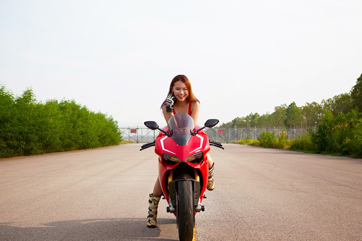 Ngam hot girl “nai cung” moto the thao Ducati 899 Panigale-Hinh-9