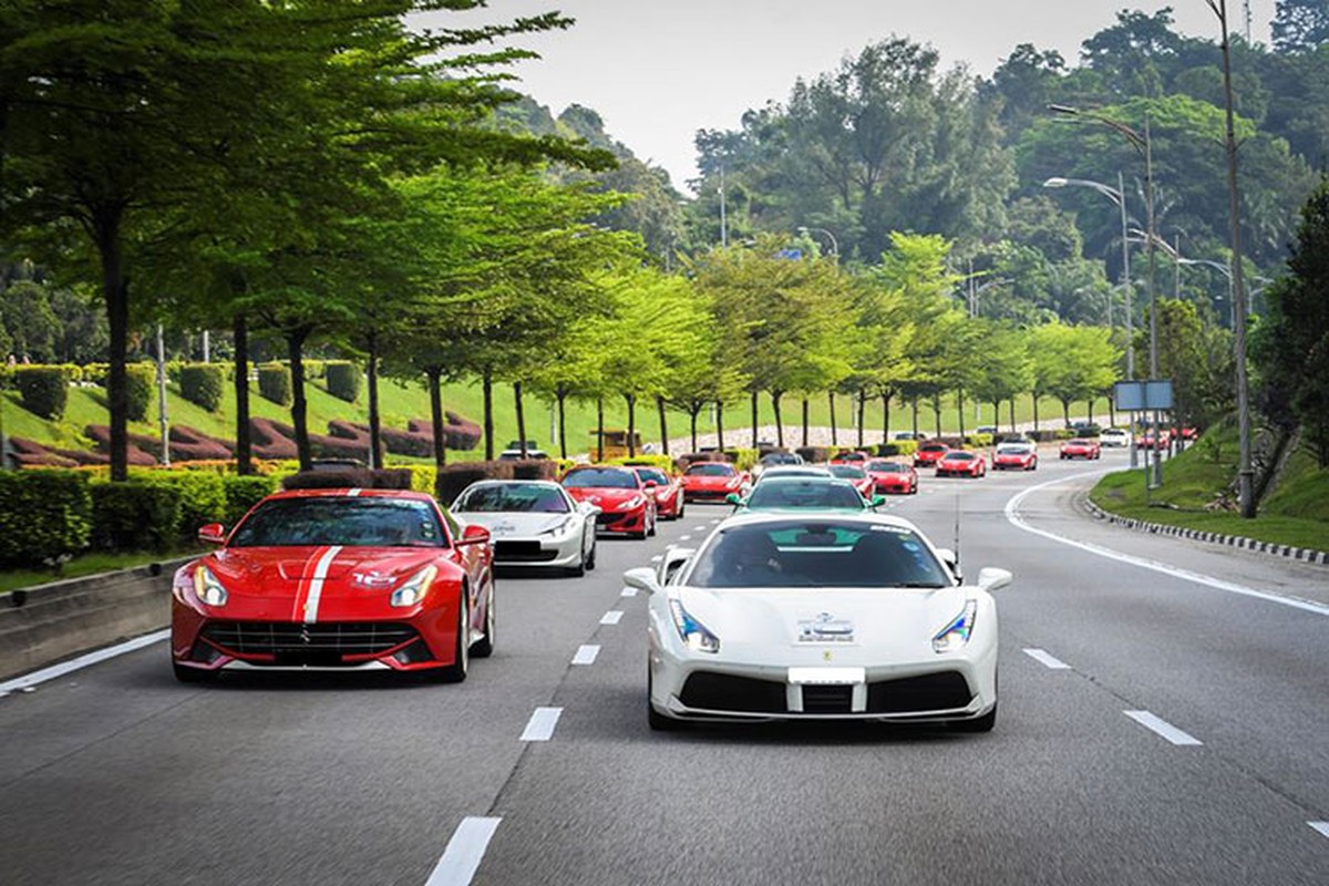 Cac dai gia Singapore cuoi sieu xe Ferrari 