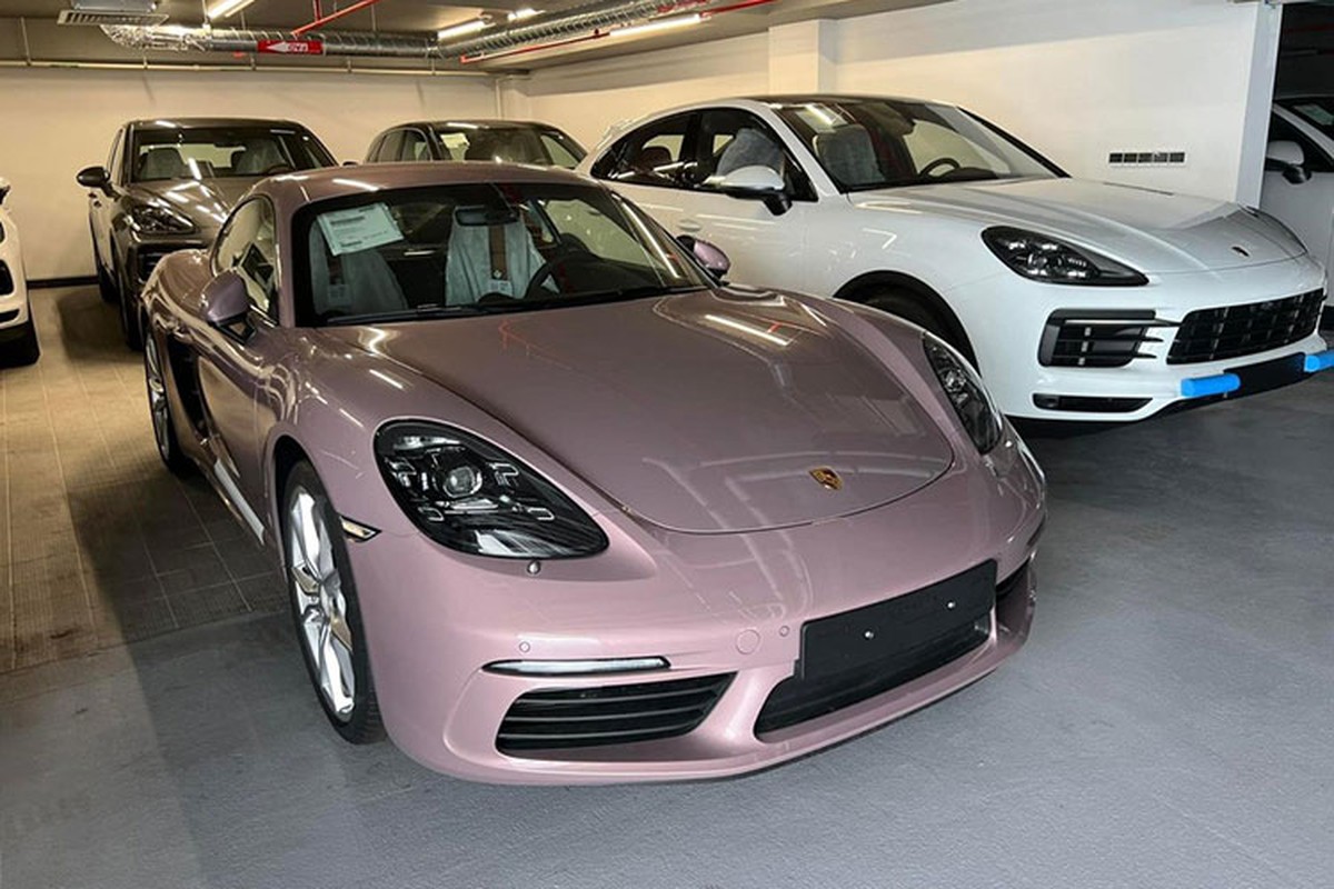 Watch the Porsche 718 Cayman with 3.6 years old 