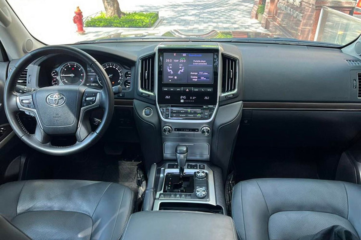 Cận cảnh Toyota Land Cruiser 2021 cũ hơn 5 tỷ đồng ở Hà Nội - Hình 5 Can canh Toyota Land Cruiser 2021 cu hon 5 ty dong o Ha Noi-Hinh-5