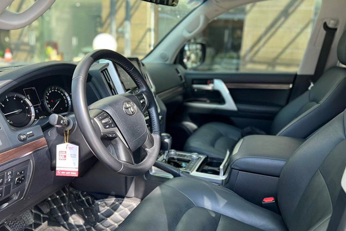 Cận cảnh Toyota Land Cruiser 2021 cũ hơn 5 tỷ đồng ở Hà Nội - Hình 7 Can canh Toyota Land Cruiser 2021 cu hon 5 ty dong o Ha Noi-Hinh-7
