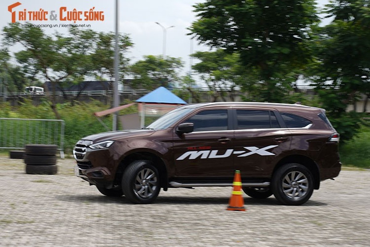 Vừa ra mắt Việt Nam, Isuzu mu-X 2022 "đại hạ giá" tới 55 triệu đồng - Hình 3 Vua ra mat Viet Nam, Isuzu mu-X 2022