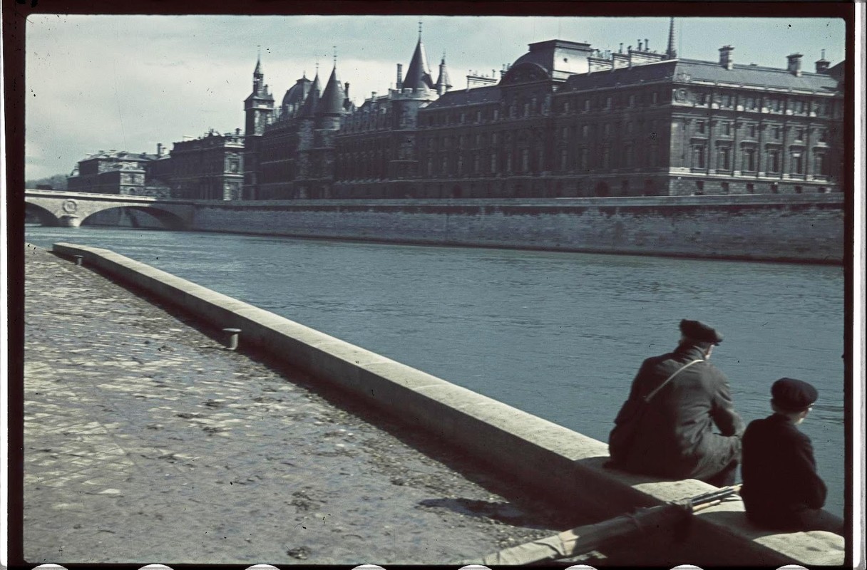 Dieu kho tin ben bo song Seine o Paris nam 1941