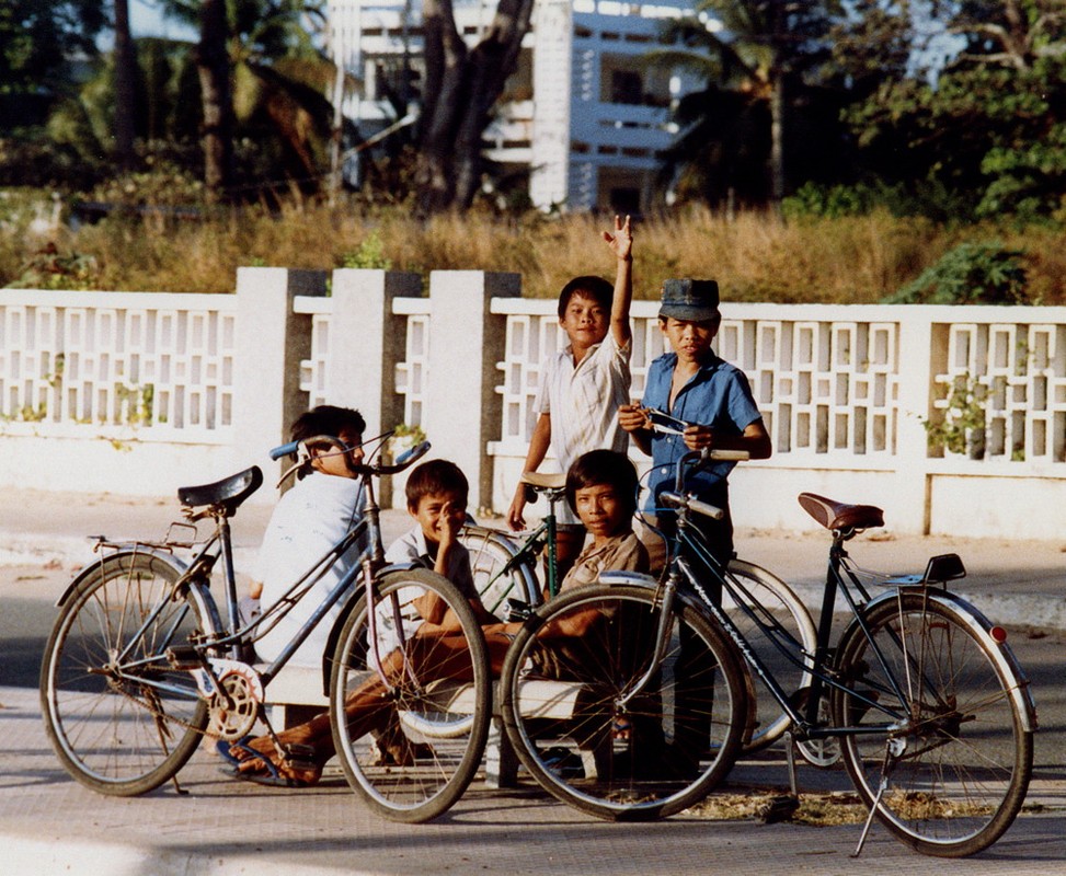 Gioi tre Vung Tau nam 1988 qua ong kinh pho nhay Tay-Hinh-3
