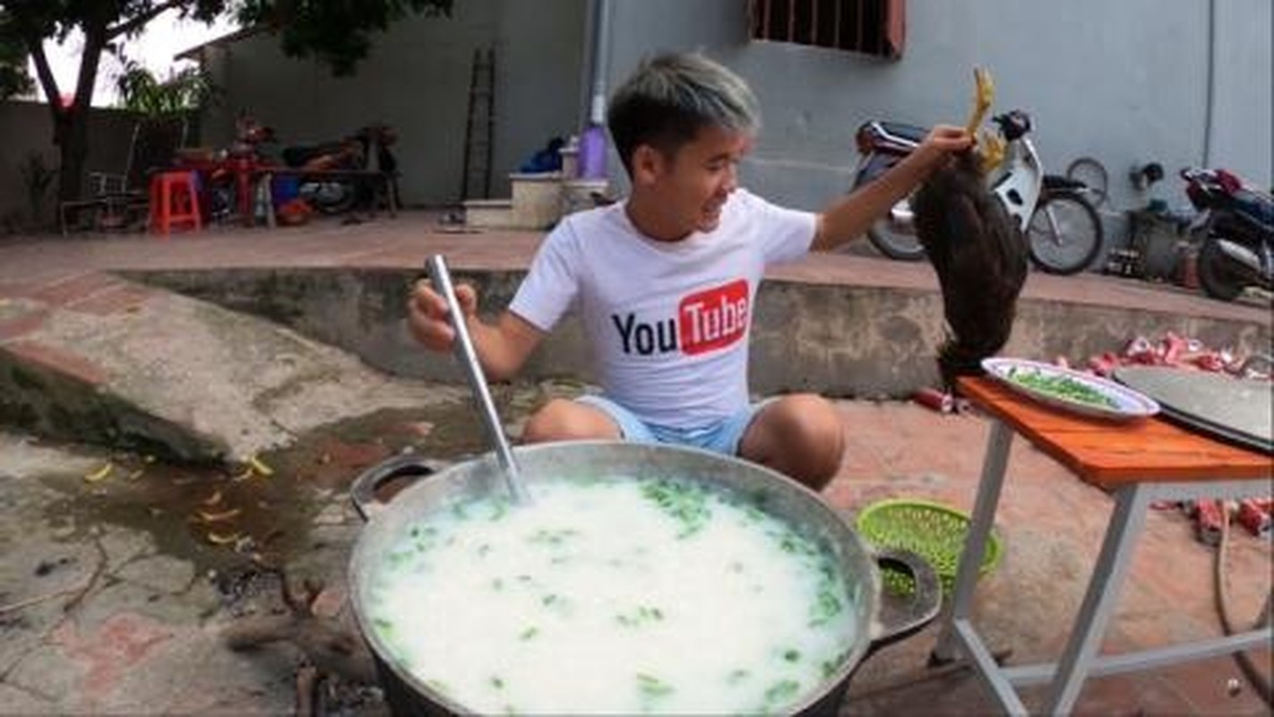 Con trai Ba Tan Vlog nau chao ga nguyen long: Tro lo cua cac Youtuber-Hinh-11