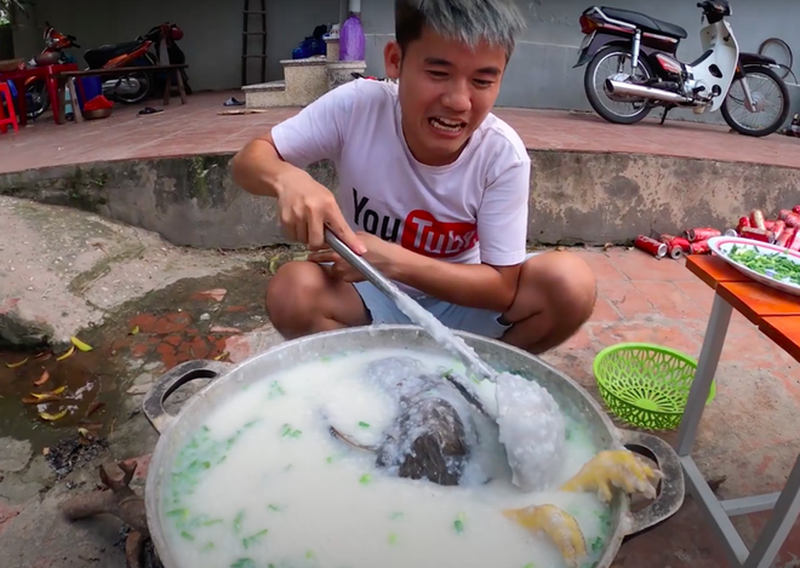 Con trai Ba Tan Vlog nau chao ga nguyen long: Tro lo cua cac Youtuber-Hinh-4
