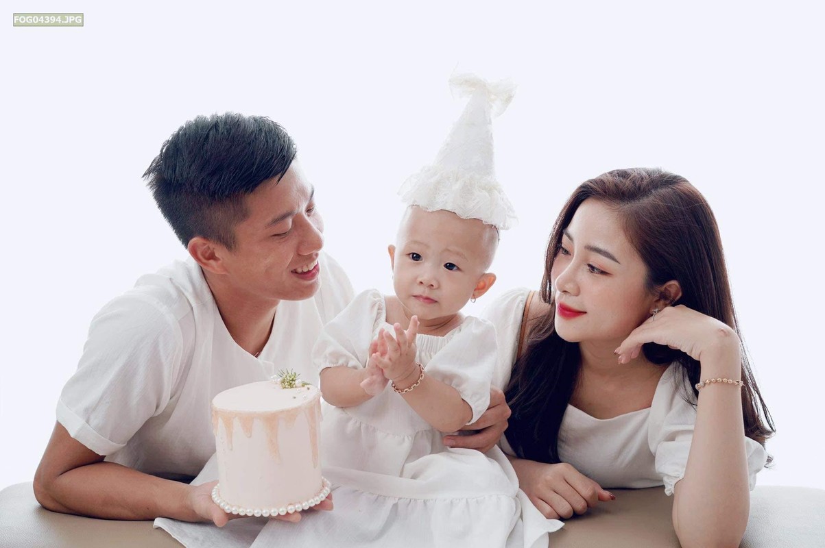 Vo Phan Van Duc ha sinh con trai, netizen toi tap chuc mung-Hinh-7