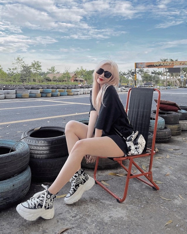 So huu lan da trang nhu Ngoc Trinh, hot girl duoc netizen “truy lung“-Hinh-4