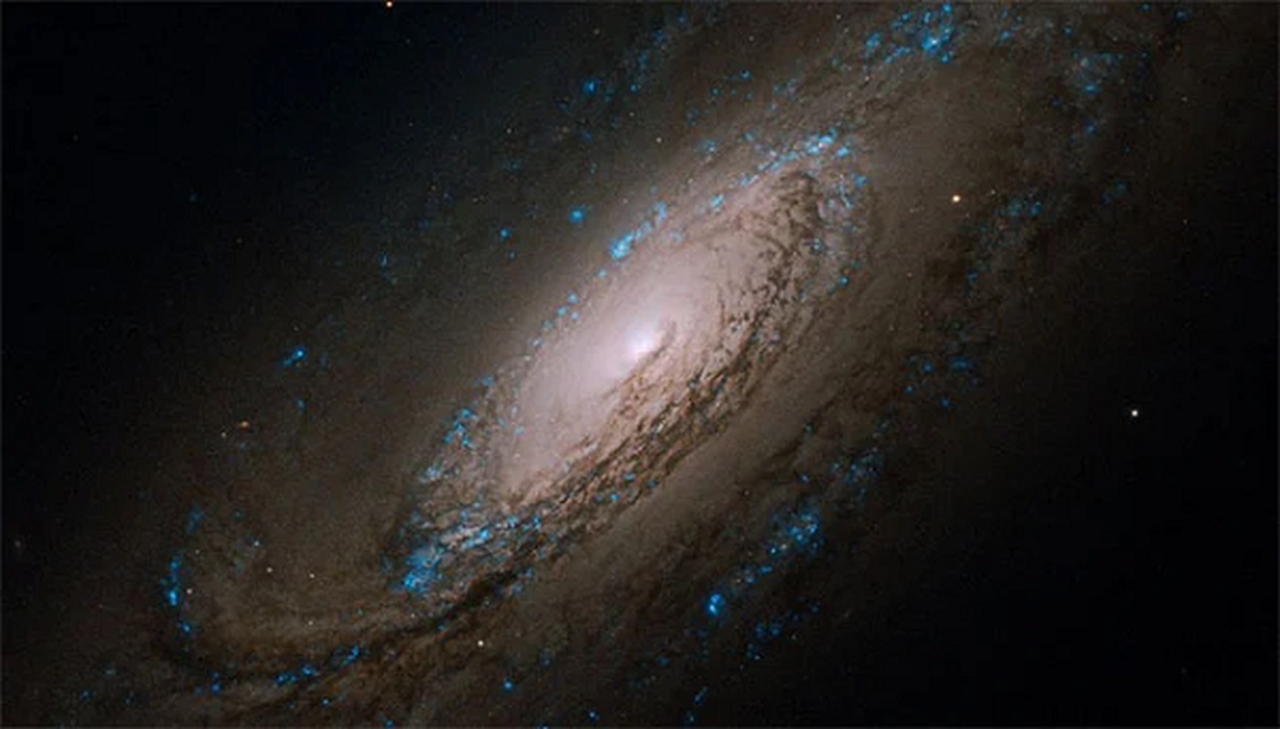 NASA cong bo nhung hinh anh quy gia chup boi kinh vien vong Hubble-Hinh-3