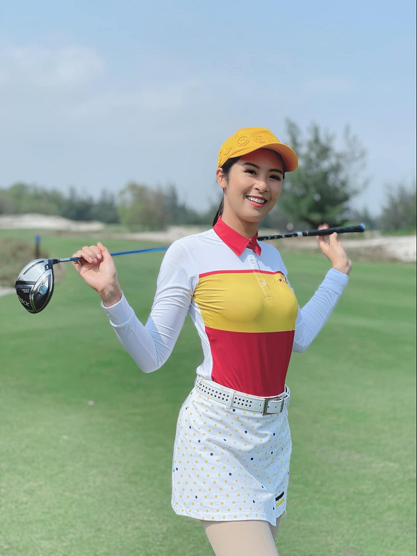 Golfer Ngoc Han van dep rang ngoi trong trang phuc khoe khoan