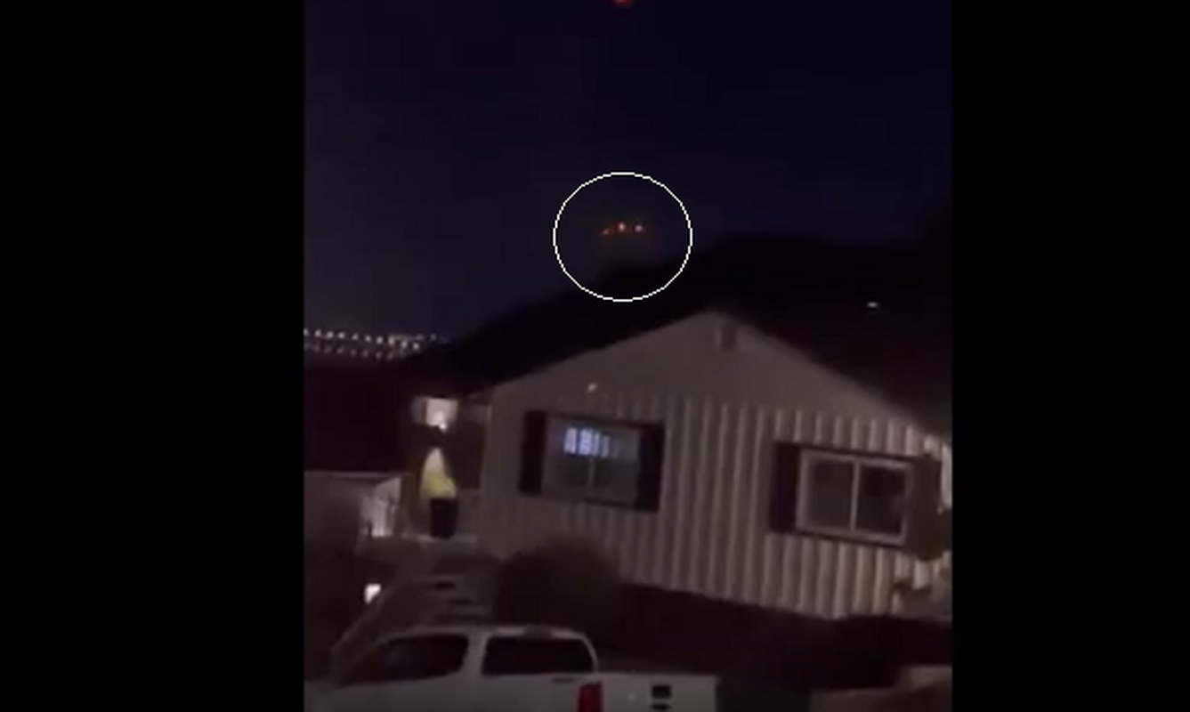 Nong: Anh sang la nghi UFO bay lo lung tren bau troi gan San Diego-Hinh-2