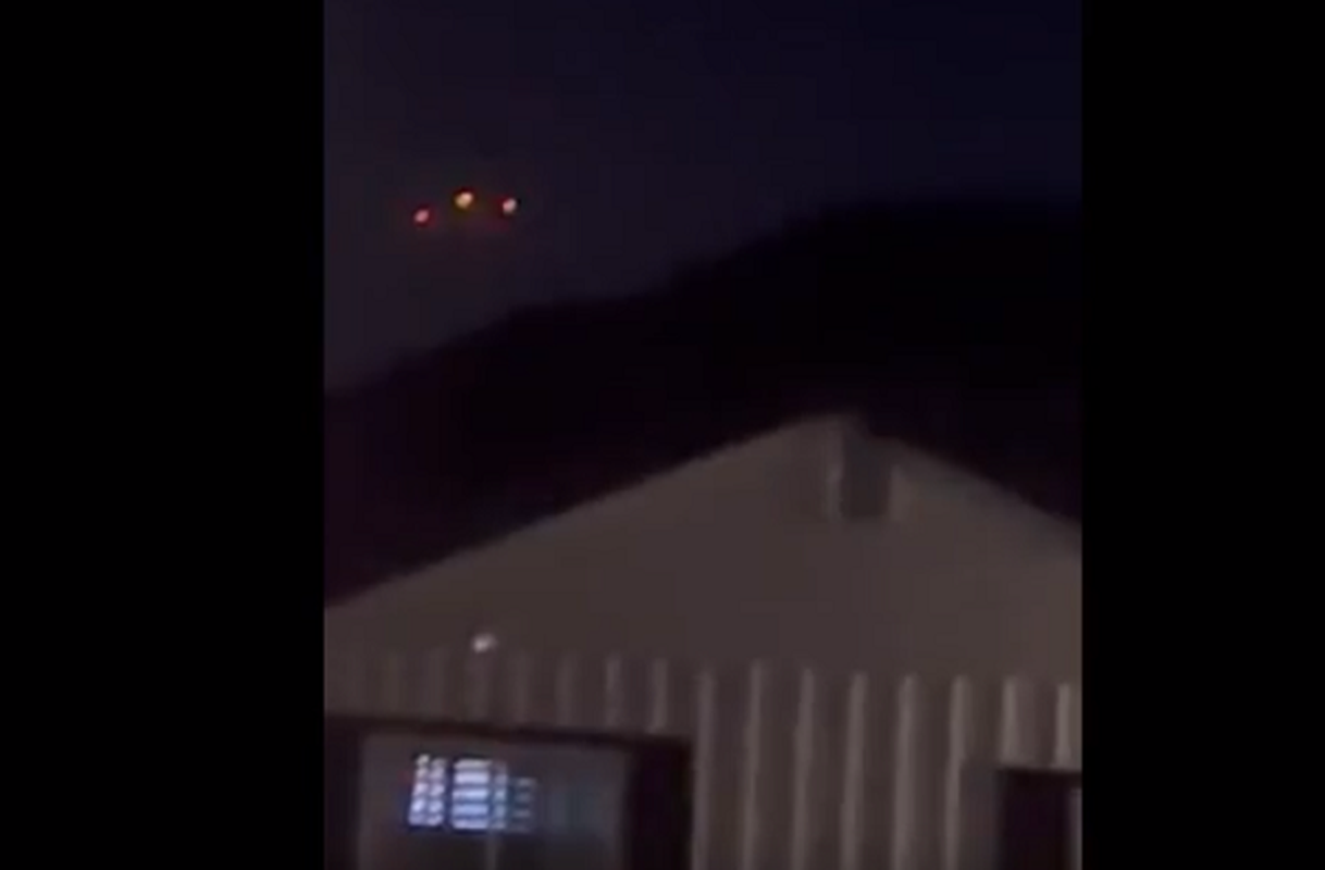Nong: Anh sang la nghi UFO bay lo lung tren bau troi gan San Diego-Hinh-6