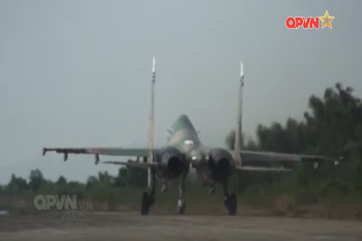 Ben trong noi “hoi sinh” may bay tiem kich Su-27 cua VN-Hinh-15