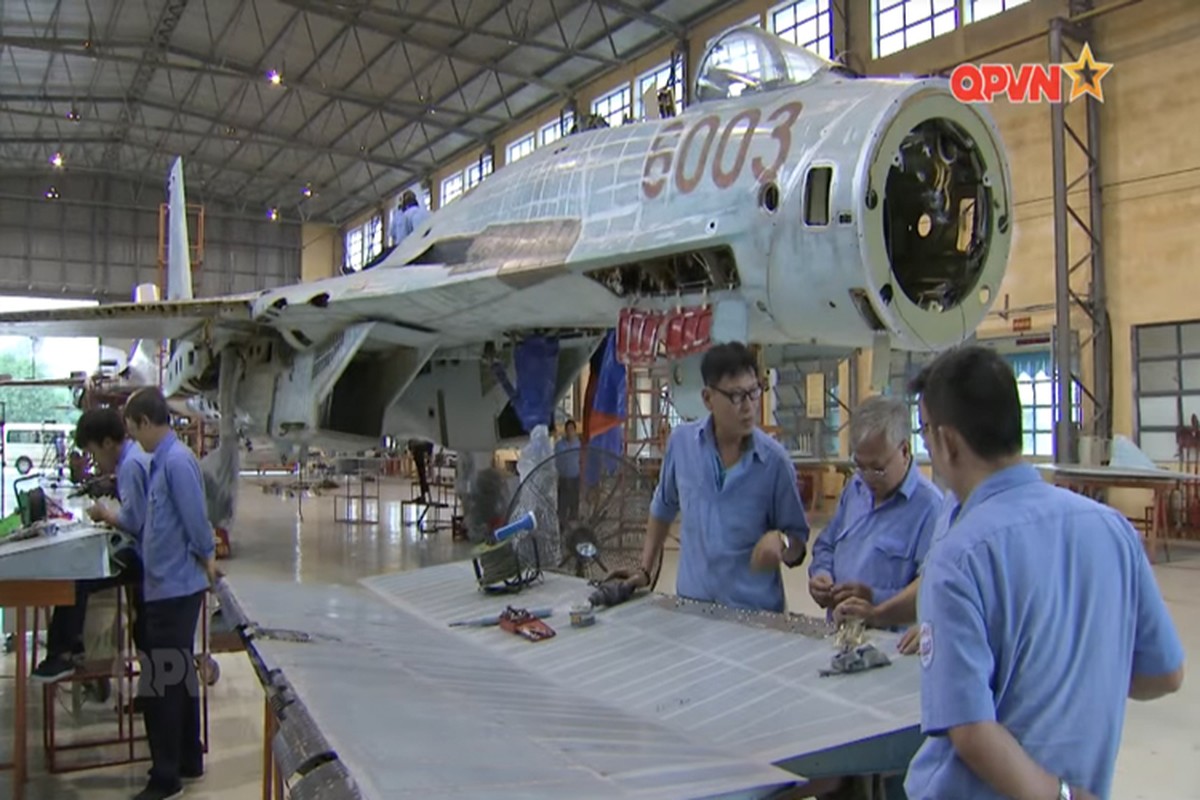 Ben trong noi “hoi sinh” may bay tiem kich Su-27 cua VN-Hinh-8