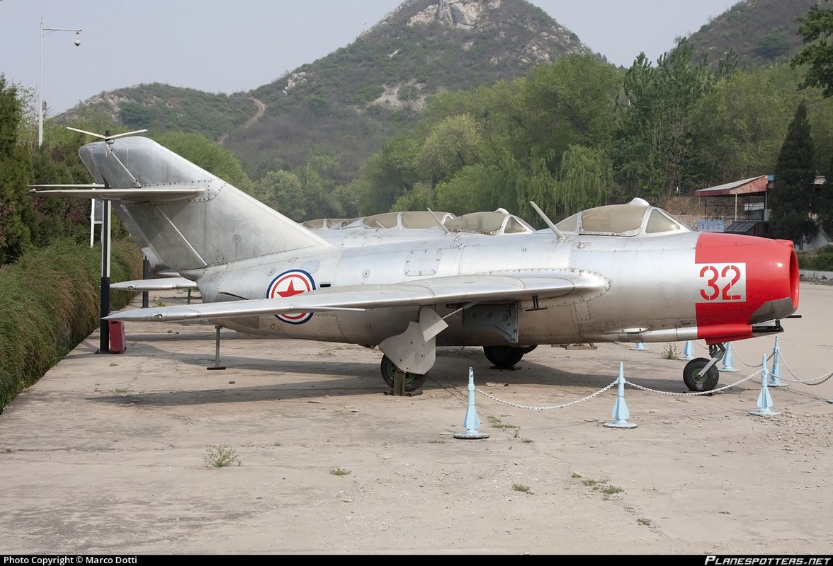 Bat ngo voi hai quoc gia van su dung tiem kich MiG-15-Hinh-4