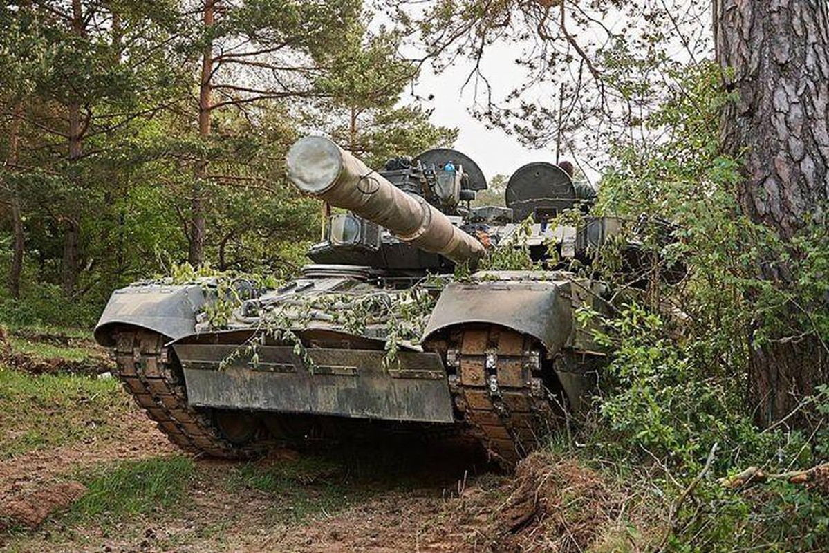 Ukraine tuyen bo nang cap T-64 len manh ngang... T-90 cua Nga-Hinh-9