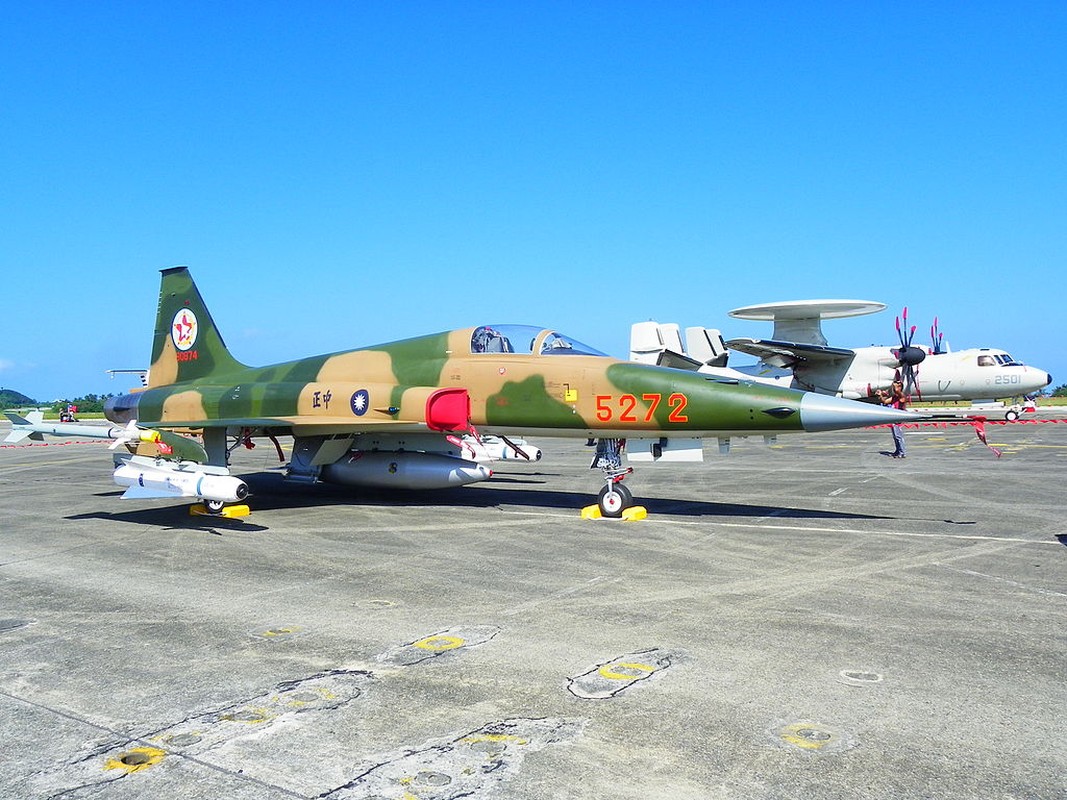 Hai tiem kich F-5E Dai Loan dam nhau, mot phi cong thiet mang-Hinh-12