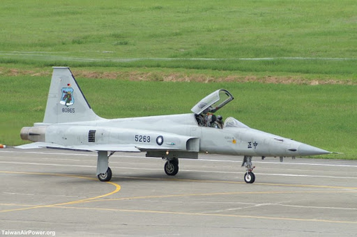 Hai tiem kich F-5E Dai Loan dam nhau, mot phi cong thiet mang-Hinh-6