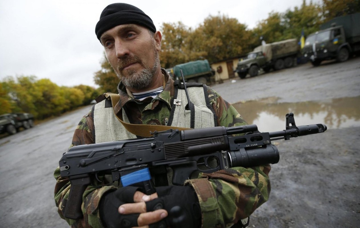 Ly khai Ukraine bat ngo co sung truong tan cong AK-103