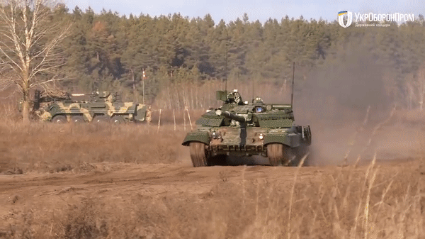 Xe tang chi huy T-64BVK nang cap sau cua Ukraine vuot troi T-90K Nga?-Hinh-3