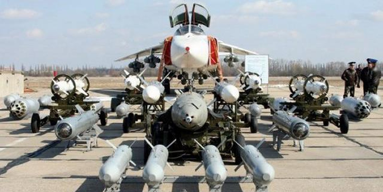 'Kiem si' Su-24 Ukraine trang bi ten lua Kh-25MP de truy tim he thong phong khong Nga?-Hinh-13