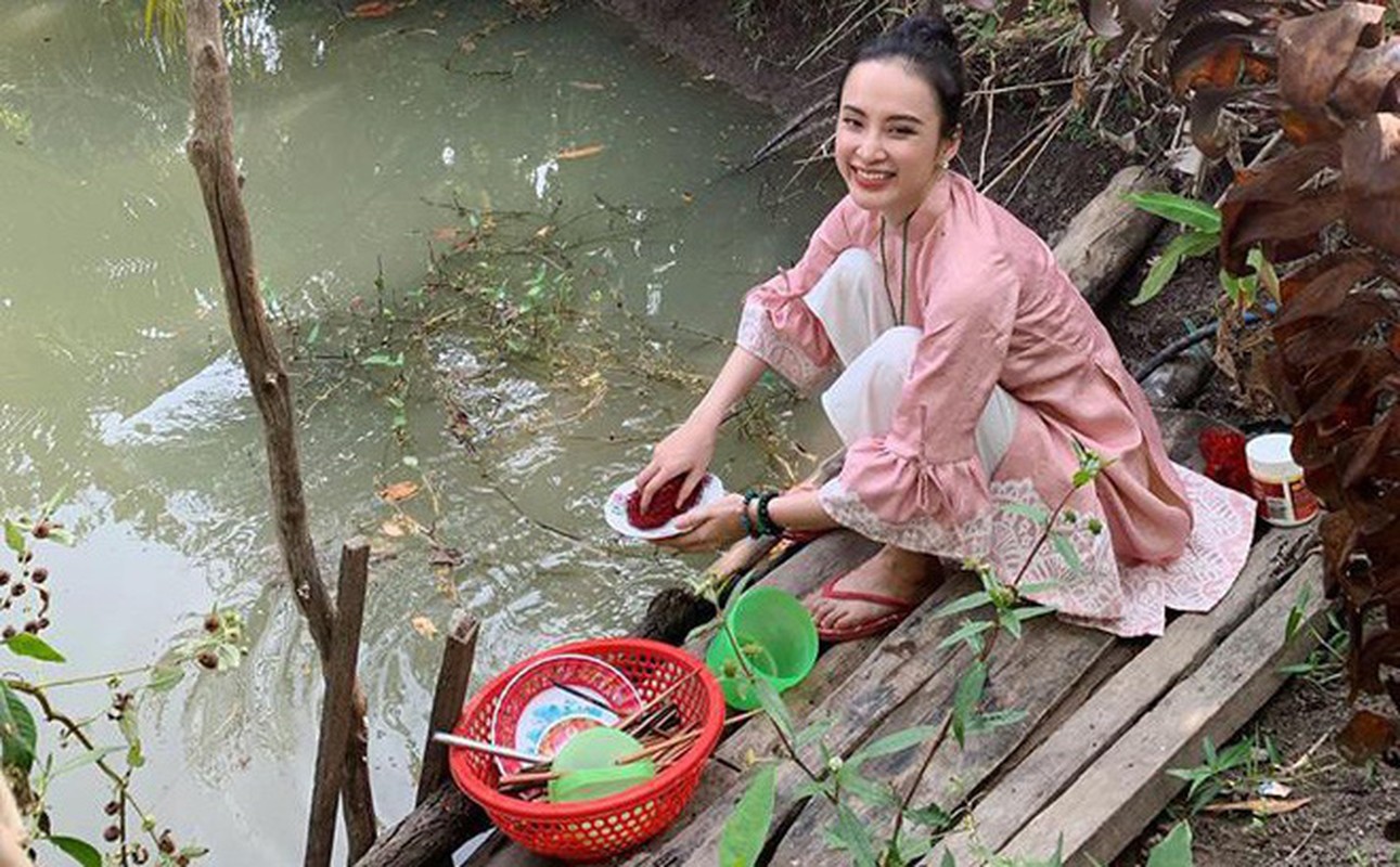 Angela Phuong Trinh tuoi 24: An chay niem phat va thoat mac 