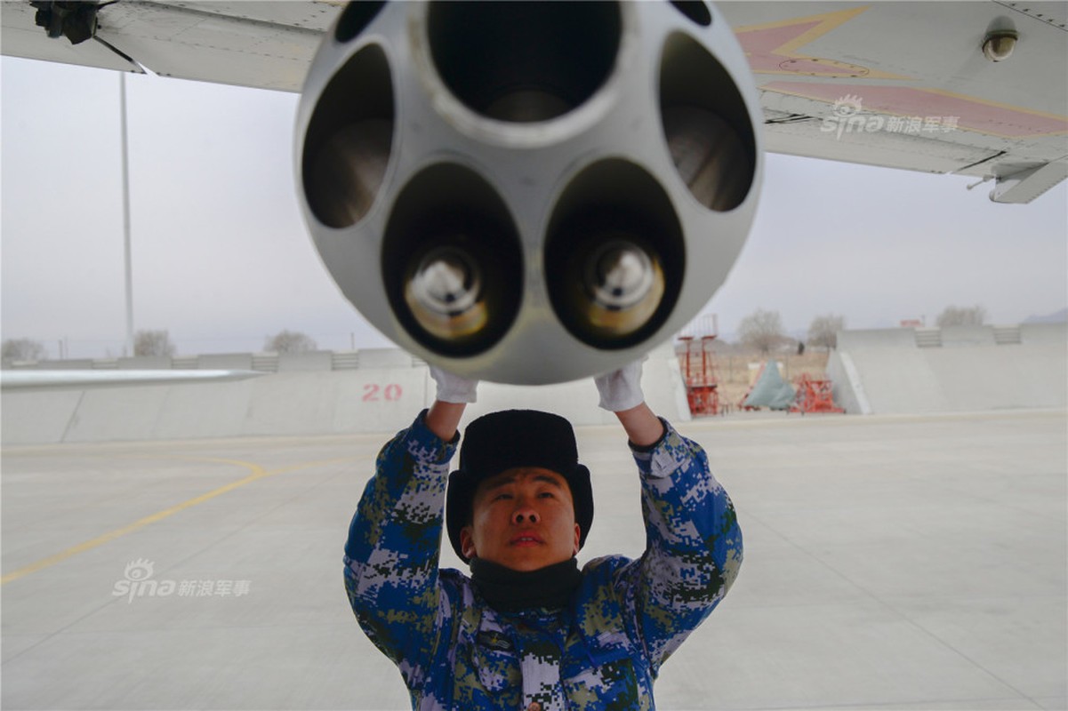 Can canh tiem kich-bom JH-7 cua Trung Quoc ban rocket-Hinh-7