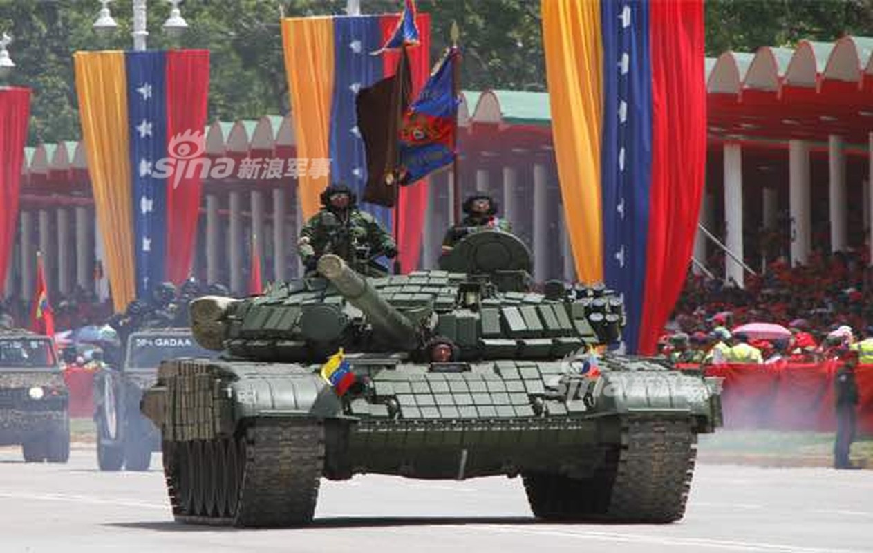 Man nhan Quan doi Venezuela duyet binh khoe vu khi &quot;khung&quot;-Hinh-6