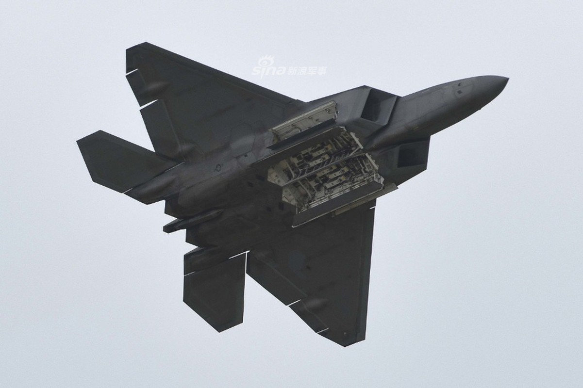 Can canh khoang bom va kha nang mang vac vu khi cua F-22 Raptor-Hinh-4