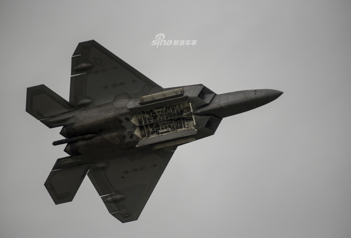 Can canh khoang bom va kha nang mang vac vu khi cua F-22 Raptor-Hinh-7